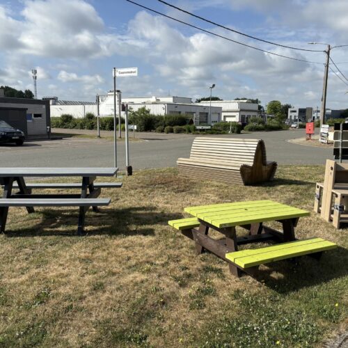 Kunststof Picknicktafel Oslo Junior 7 Kunststof picknicktafels voor kinderen. Geen rot, geen onderhoud en geen splintervorming. Links zie u de gewonde picknicktafel Oslo en rechts achter parkbank Knokke met dubbele zit.